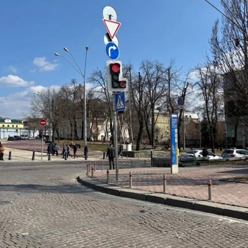 На Михайлівській площі з’явився перший у Києві світлофор із червоним колом. Що це означає