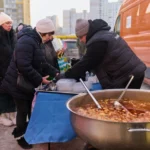 Перші 15 хвилин після вибуху: хто привозить гарячу їжу на місця влучань у Києві