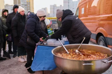 Перші 15 хвилин після вибуху: хто привозить гарячу їжу на місця влучань у Києві
