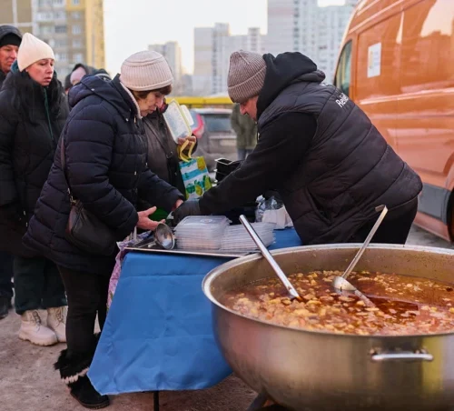 Перші 15 хвилин після вибуху: хто привозить гарячу їжу на місця влучань у Києві