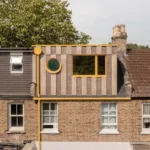 Це мансарда у вікторіанському будинку в Лондоні з фасадом і підлогою із корка