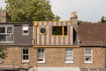 Це мансарда у вікторіанському будинку в Лондоні з фасадом і підлогою із корка