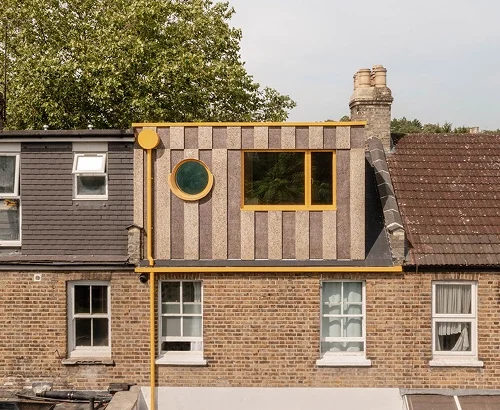 Це мансарда у вікторіанському будинку в Лондоні з фасадом і підлогою із корка