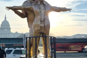 Біля Капітолія встановили статую Трампа й Епштейна в позі з фільму «Титанік»