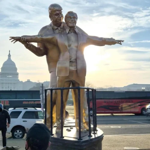 Біля Капітолія встановили статую Трампа й Епштейна в позі з фільму «Титанік»