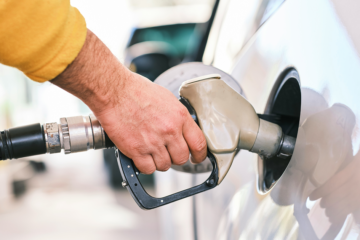 За кілька днів ціни на пальне зросли на 6 гривень. АЗС мають пояснити, чому