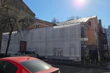 «Будинок з хлібною лавкою» затягнули полотном із зображенням нового фасаду