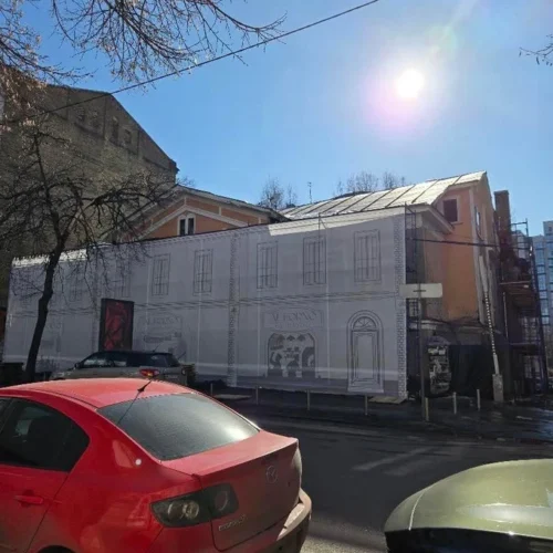 «Будинок з хлібною лавкою» затягнули полотном із зображенням нового фасаду