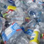 Пластикові пляшки переробляють на ліки від хвороби Паркінсона за допомогою бактерій