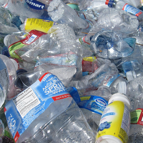 Пластикові пляшки переробляють на ліки від хвороби Паркінсона за допомогою бактерій