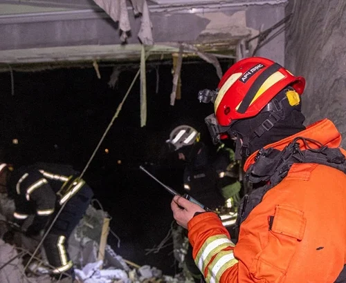 Росіяни вдарили по багатоповерхівці у Харкові. Є постраждалі