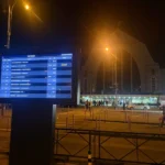 На паркінгу біля Центрального вокзалу встановили табло з інформацією про прибуття потягів