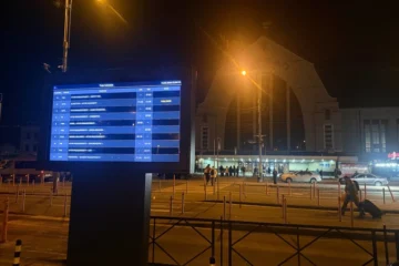 На паркінгу біля Центрального вокзалу встановили табло з інформацією про прибуття потягів