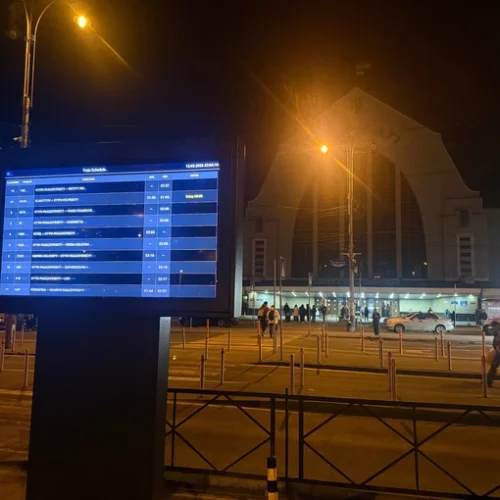 На паркінгу біля Центрального вокзалу встановили табло з інформацією про прибуття потягів