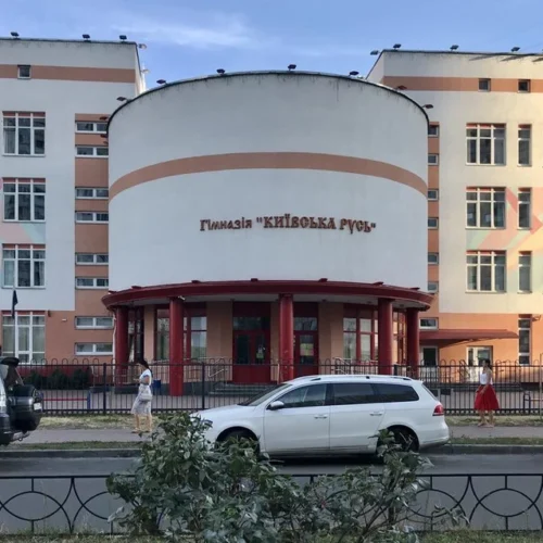 Будівлю київської гімназії «Київська Русь» закрили через ризик обвалу