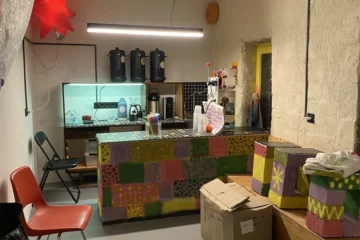 Баблтішна Tuta Tama біля самосаду на Подолі