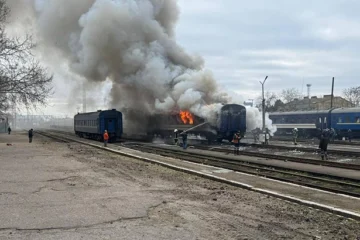 Російський дрон влучив у порожній поїзд на Миколаївщині. Поранений працівник Укрзалізниці