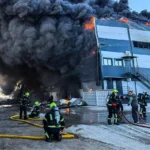 На складі в Київській області спалахнула масштабна пожежа. Містянам радять зачинити вікна (доповнено)