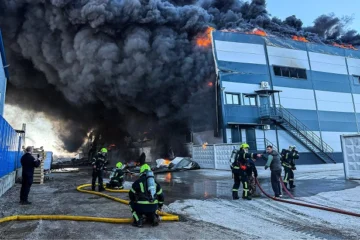 На складі в Київській області спалахнула масштабна пожежа. Містянам радять зачинити вікна (доповнено)