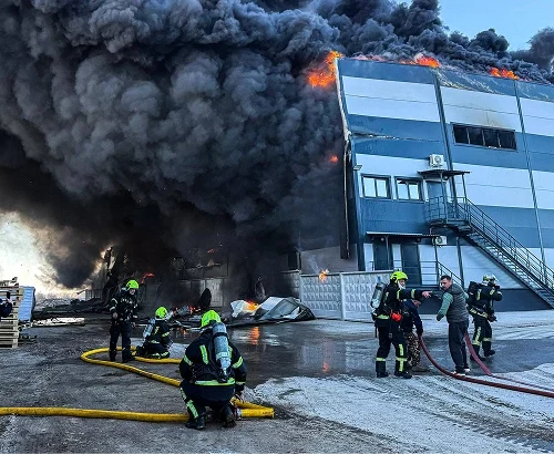 На складі в Київській області спалахнула масштабна пожежа. Містянам радять зачинити вікна (доповнено)