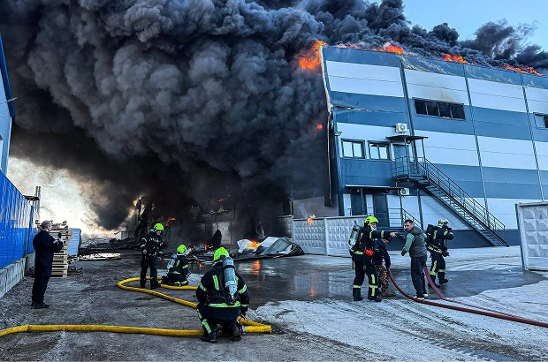На складі в Київській області спалахнула масштабна пожежа. Містянам радять зачинити вікна (доповнено)
