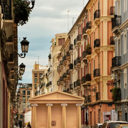 Студія створила давньоримський храм з дерева та паперу, щоб спалити його на фестивалі у Валенсії