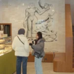 Ось як стіну O’Cake на Сагайдачного прикрасили керамічним панно художника Володимира Манжоса