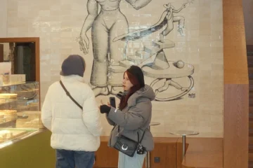 Ось як стіну O’Cake на Сагайдачного прикрасили керамічним панно художника Володимира Манжоса