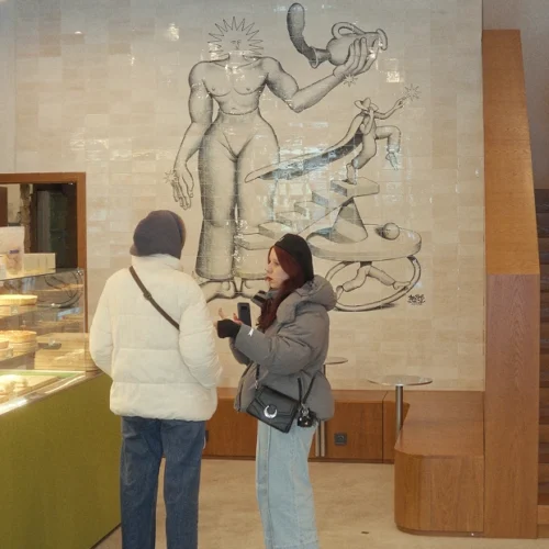 Ось як стіну O’Cake на Сагайдачного прикрасили керамічним панно художника Володимира Манжоса