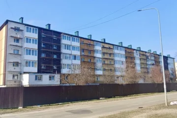 Утеплення фасадів і ремонт у квартирах: як у Макарові відновлюють пошкоджену п’ятиповерхівку