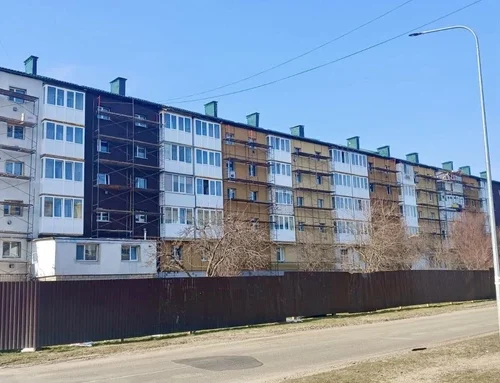 Утеплення фасадів і ремонт у квартирах: як у Макарові відновлюють пошкоджену п’ятиповерхівку
