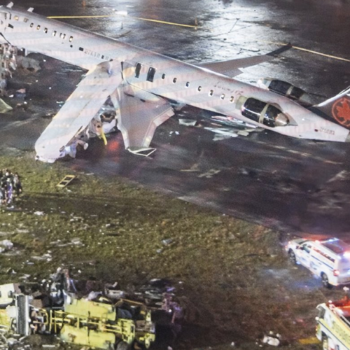 У Нью-Йорку пасажирський літак зіткнувся з пожежною машиною під час приземлення. Є постраждалі