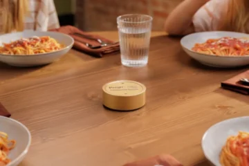 Це пристрій, який записує розмови під час їди. Його створили, щоб відвернути увагу від телефонів