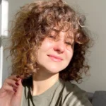 Догляд за вʼюнким волоссям: що таке кучерявий метод і як він працює