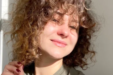 Догляд за вʼюнким волоссям: що таке кучерявий метод і як він працює