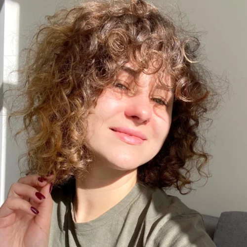 Догляд за вʼюнким волоссям: що таке кучерявий метод і як він працює