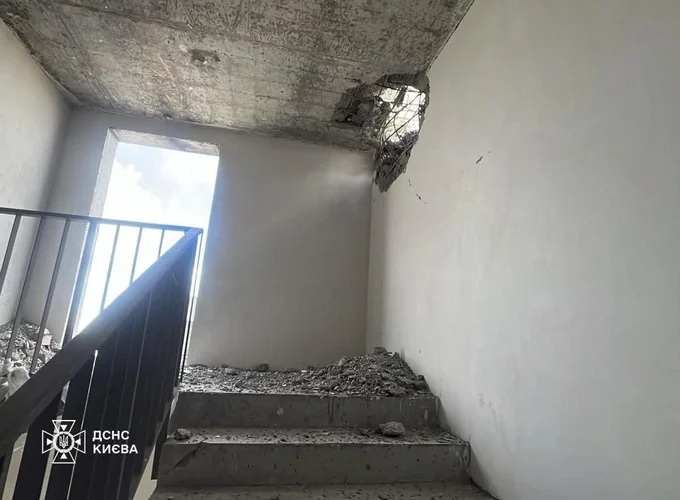 Уламки дрона в Києві впали на недобудований ЖК і цвинтар