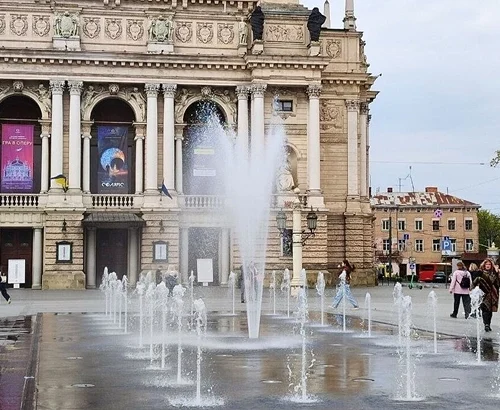 У Львові запрацював головний фонтан міста біля оперного театру. Його відкрили раніше, ніж обіцяли