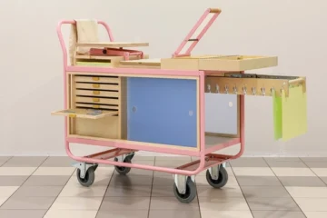 Художник створив мобільний верстат, щоб пацієнти друкували останні послання перед смертю