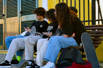 Понад 60% австралійських підлітків продовжують користуватися соцмережами попри заборону