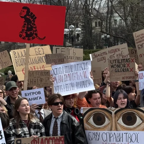 Студенти КНУ вийшли на акцію проти ректора: чого вони вимагають