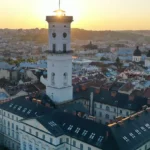 Австралієць вистрибнув з оглядового майданчика львівської ратуші та загинув