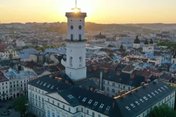 Австралієць вистрибнув з оглядового майданчика львівської ратуші та загинув