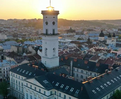 Австралієць вистрибнув з оглядового майданчика львівської ратуші та загинув