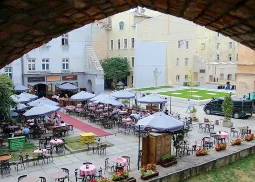 Понад 400 відкритих літніх майданчиків Львова нанесли на спеціальну карту