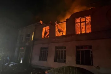 Внаслідок обстрілу Одеси пошкоджено будинки, ТЦ та десятки автомобілів