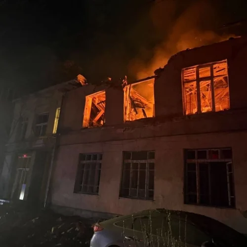 Внаслідок обстрілу Одеси пошкоджено будинки, ТЦ та десятки автомобілів