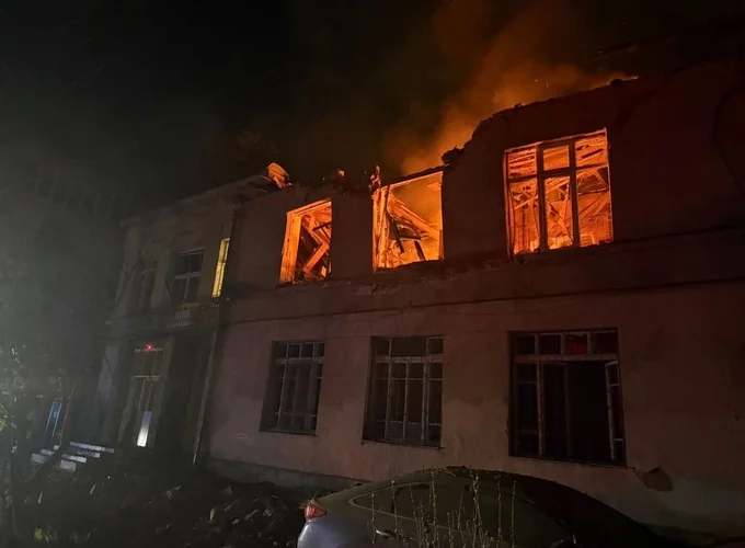 Внаслідок обстрілу Одеси пошкоджено будинки, ТЦ та десятки автомобілів