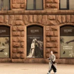 Вітрини магазину «Всі. Свої» на Хрещатику оформили за мотивами вистави «Орландо»