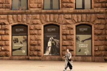 Вітрини магазину «Всі. Свої» на Хрещатику оформили за мотивами вистави «Орландо»